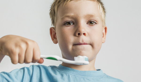 Чистка зубов детям: основные правила и алгоритм