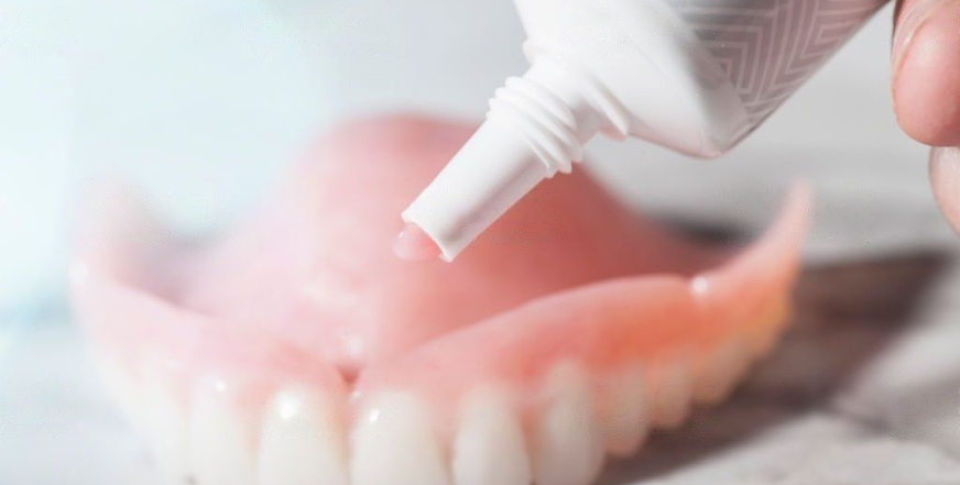 Обзор кремов для фиксации зубных протезов: как выбрать и что нужно о них знать?