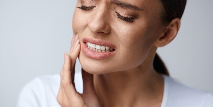 О чем говорит зубная боль и что делать, если болит зуб?